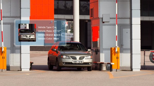 Numbrituvastuskaamera loeb tõkkepuu ees seisva auto numbri